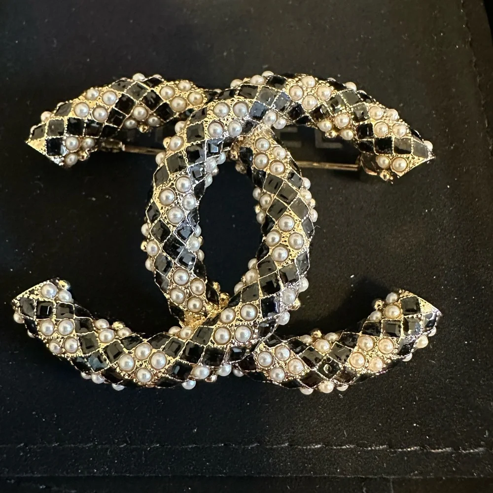 BNW AUTH CHANEL 21A GOLD, PEARLY WHITE & BLACK BROOCH, MADE IN FRANCE